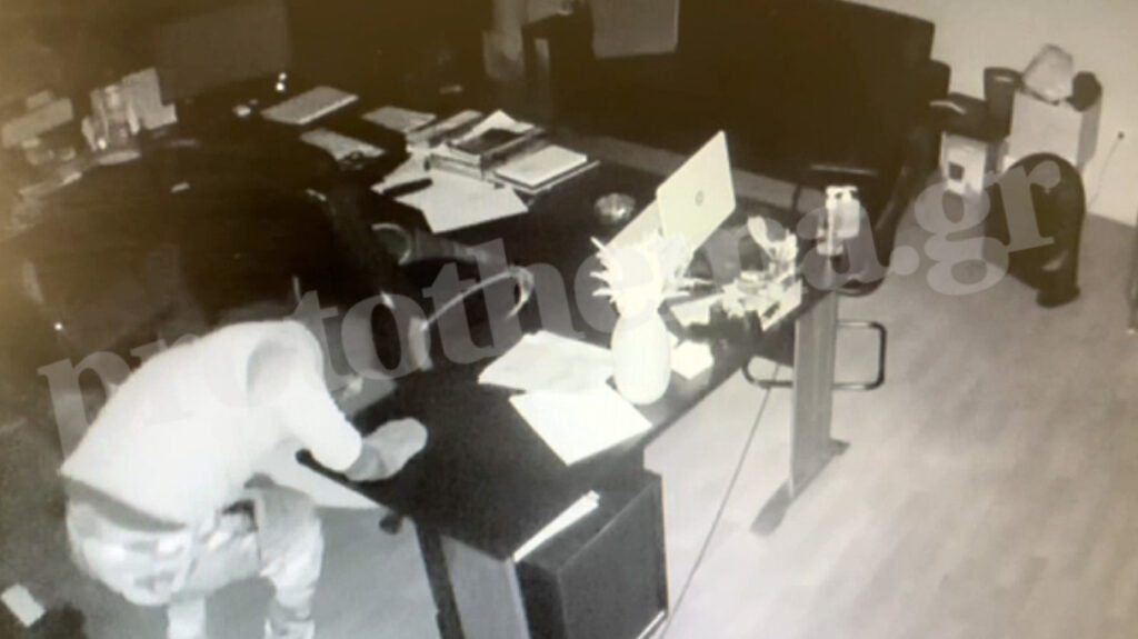 Βίντεο: Συμμορία αρπάζει χρηματοκιβώτιο και το φορτώνει σε αυτοκίνητο