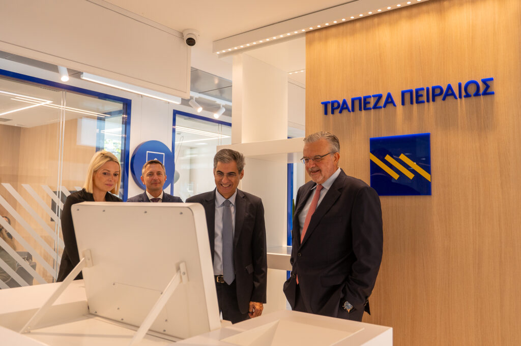 Τράπεζα Πειραιώς: Επίσκεψη του CEO σε νέου τύπου τραπεζικό κατάστημα