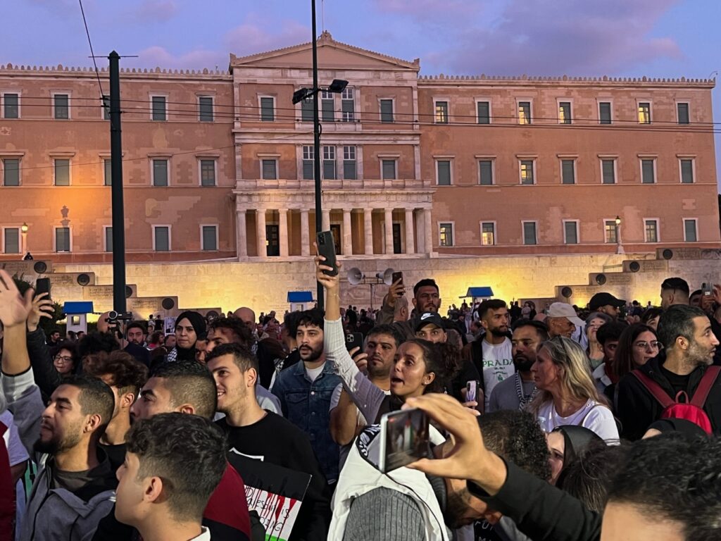 Συγκέντρωση υπέρ των Παλαιστινίων στο Σύνταγμα - Κλειστή η Κηφισίας στο ύψος της πρεσβείας του Ισραήλ