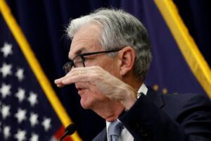 Wall Street: Περιμένει τον Powell