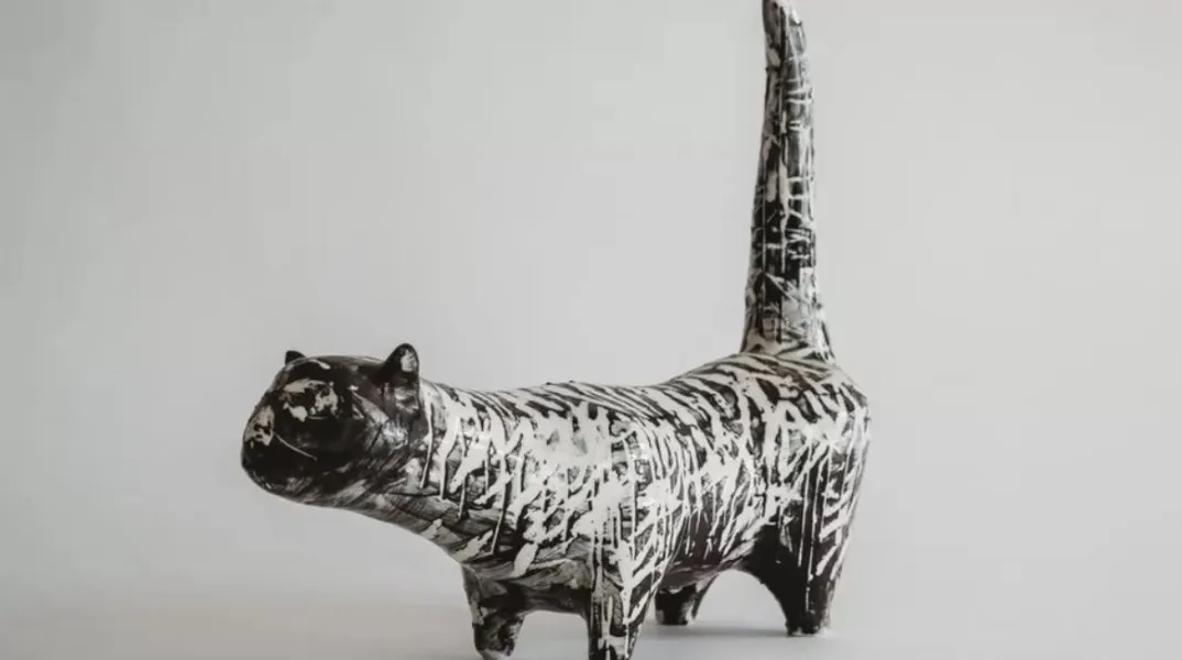 Στο «σφυρί» μια πήλινη γάτα του David Hockney
