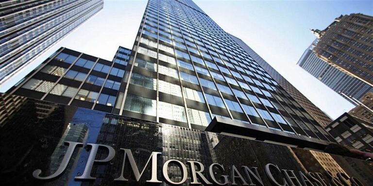 JP Morgan: Αγοράστε ελληνικά ομόλογα, έρχεται αναβάθμιση από τη Fitch