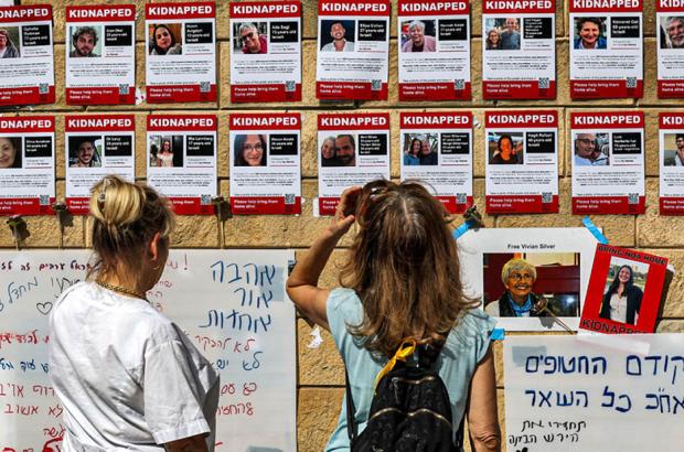 Ο Ερυθρός Σταυρός μεταβαίνει στα σύνορα της Γάζας για να παραλάβει 50 ομήρους από τη Χαμάς