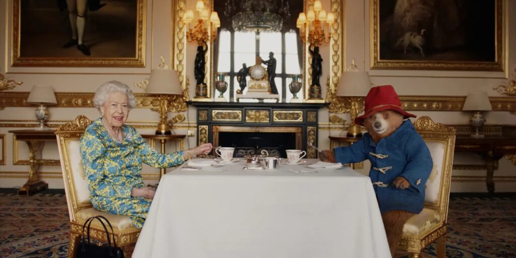 Πως έγινε το σκετς της Βασίλισσας Ελισάβετ με τον Paddington – Τι αποκάλυψε ο δημιουργός του διάσημου αρκούδου