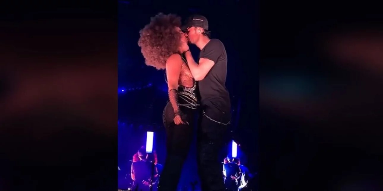 Ο Ενρίκε Ιγκλέσιας έγινε viral φιλώντας παθιασμένα μια τραγουδίστρια επί σκηνής (ΒΙΝΤΕΟ)