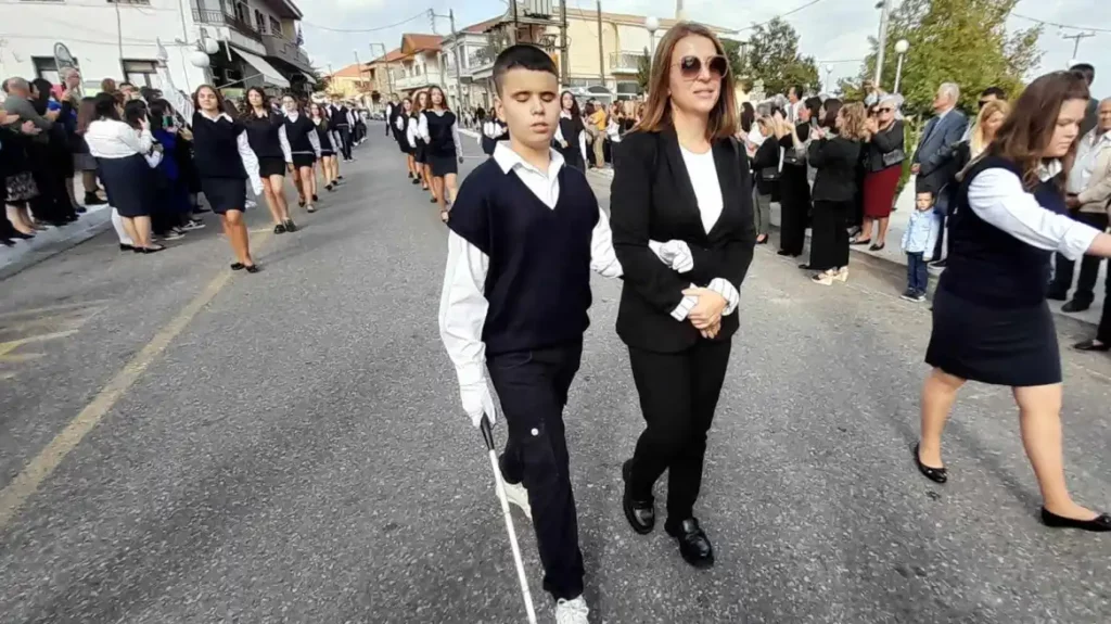 28η Οκτωβρίου: Μαθητής με ολική απώλεια όρασης παρέλασε στη Μακρυνεία Αγρινίου