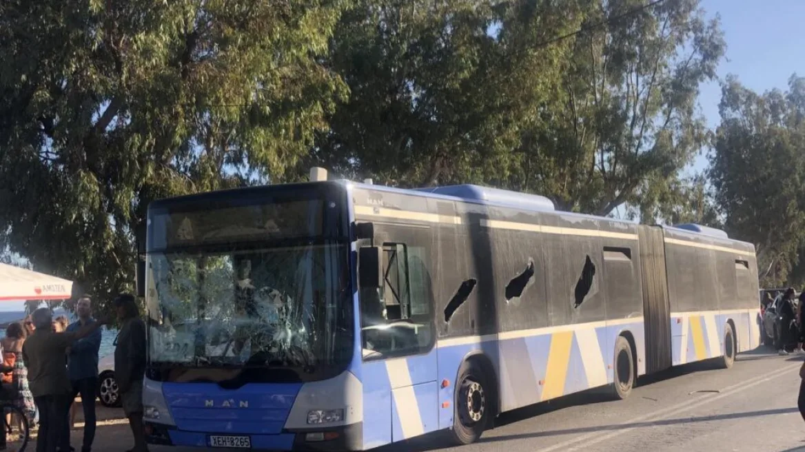 Αρτέμιδα: Άνδρας έσπαγε τα τζάμια λεωφορείου
