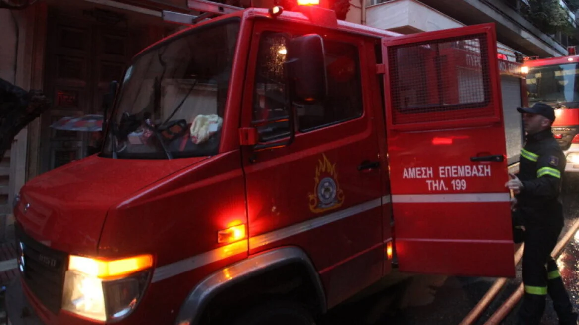 Θεσσαλονίκη: Στις φλόγες διώροφο σπίτι στα Βασιλικά