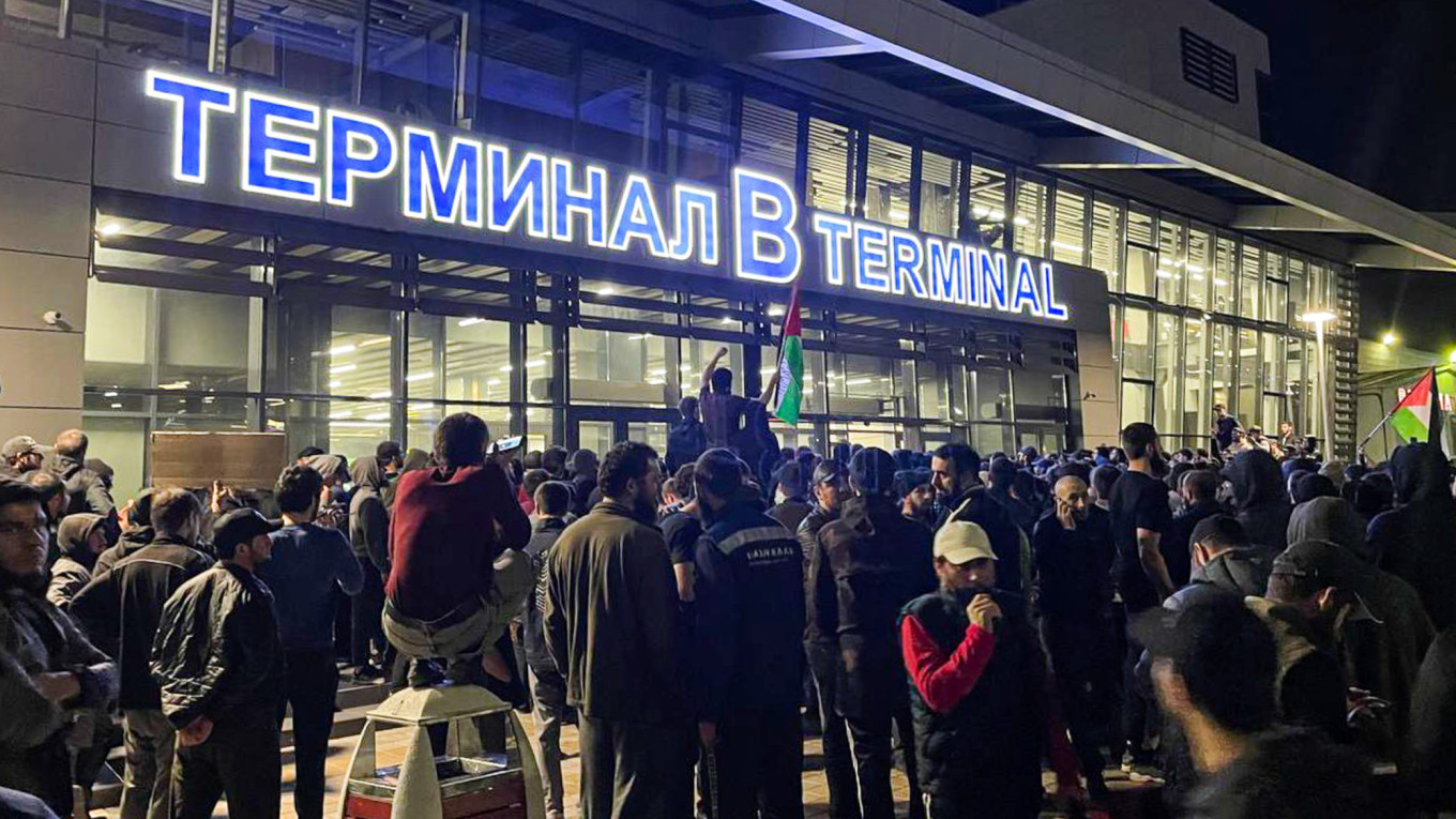 Τρόμος σε αεροδρόμιο του Νταγκεστάν: Έψαχναν Ισραηλινούς και φώναζαν «Αλλάχου Άκμπαρ»