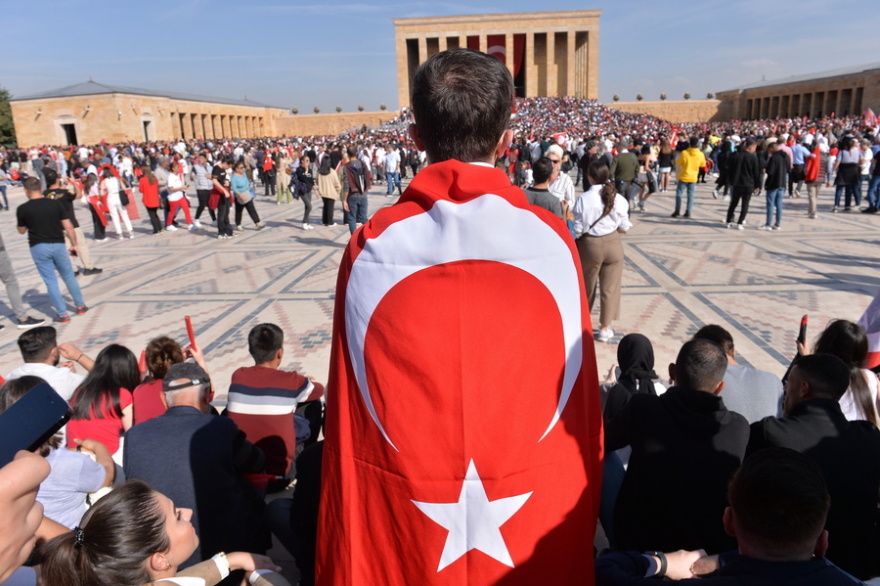 Κωνσταντινούπολη: Φιέστα Ερντογάν με μαχητικά αεροσκάφη και 100 πολεμικά πλοία στον Βόσπορο