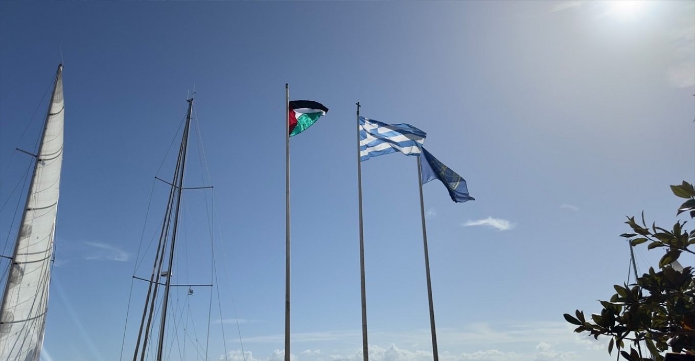 Πρέβεζα: Κατέβασαν τη σημαία της ΕΕ και ανέβαζαν τη σημαία της Παλαιστίνης έξω από το δημαρχείο
