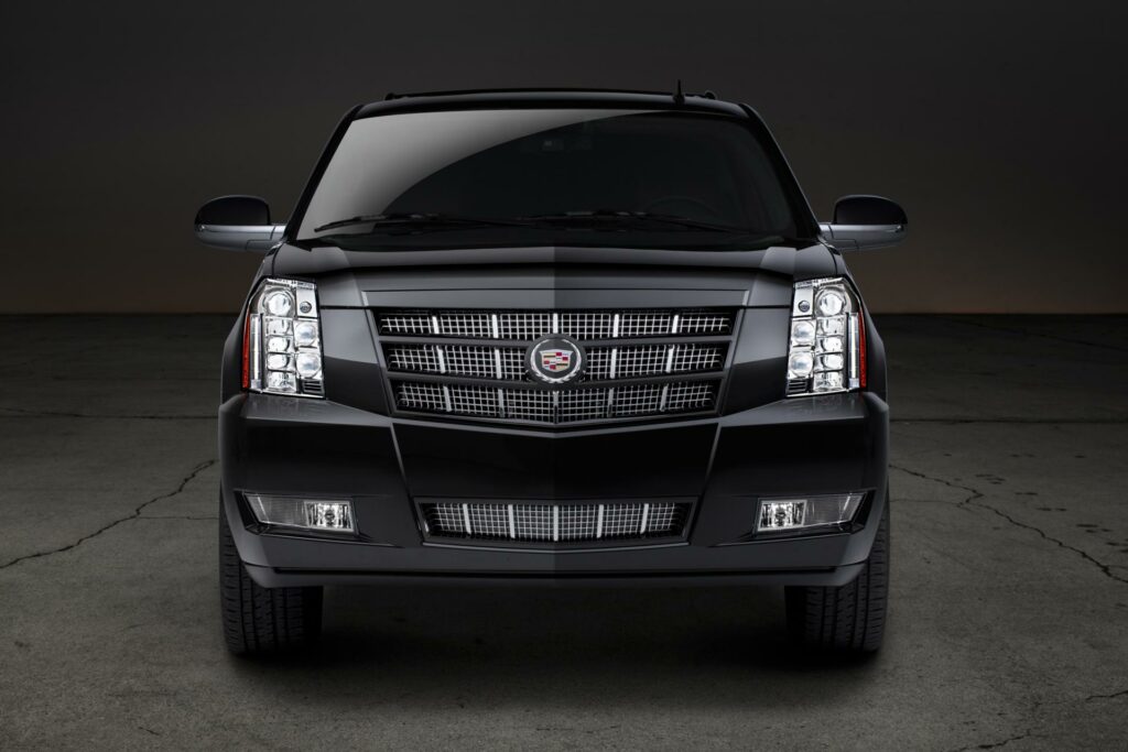 Το υπερμεγέθες μαύρο τζιπ τύπου Cadillac στο Ψυχικό, σαν κι αυτά που βλέπουμε στις ταινίες να κυκλοφορούν πράκτορες του FBI, γκάνγκστερς και μεγαλοπαράγοντες, ο μάνατζερ, οι Αμερικανοί και η προέλευση!