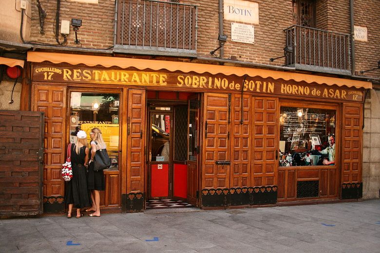 231012132306_02d9d352725202a91b_1024px-Casa_Botín-Madrid-2009
