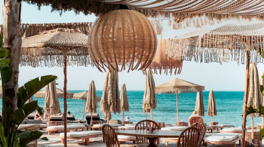Branded beaches: Πολυτελείς οίκοι μόδας «ντύνουν» διάσημες παραλίες και εντυπωσιάζουν