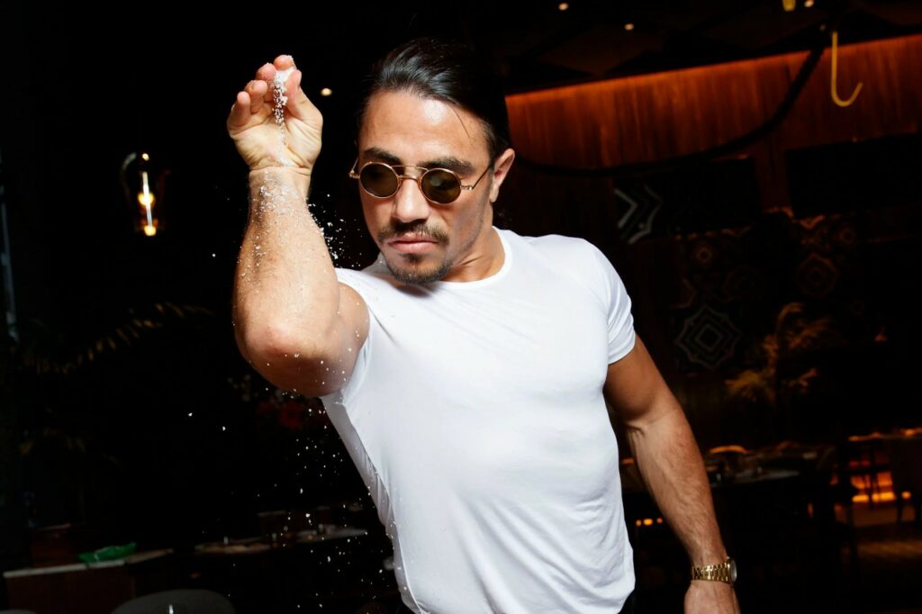 Αποκάλυψη 3: Ο περίφημος Salt Bae, ο διάσημος Τούρκος Νουσρέτ με τις χρυσές μπριζόλες και το σόου με το αλάτι, που τα μαγαζιά του σε Μύκονο και Λονδίνο πήγαν άπατα, στήνει μαγαζί στην καρδιά του Κολωνακίου!