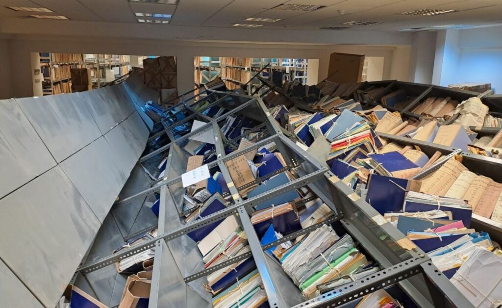 Εισαγγελία Πρωτοδικών Αθήνας: Κατέρρευσαν ράφια και καταπλάκωσαν δύο άτομα