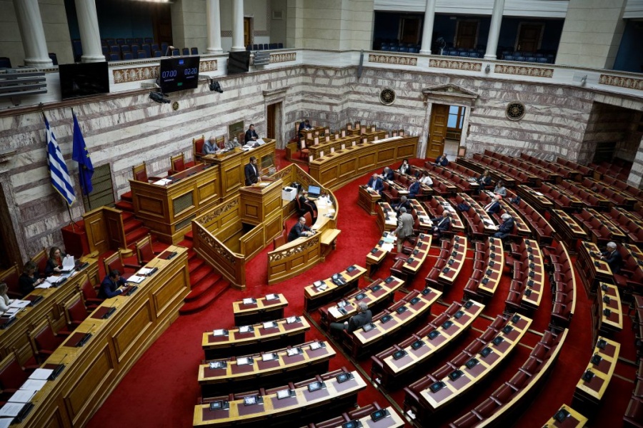 Βουλή: Ψηφίστηκε το νομοσχέδιο για το νέο σύστημα επιλογής διοικήσεων στο Δημόσιο