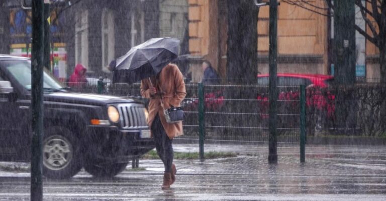 Έκτακτη σύσκεψη στο υπουργείο Κλιματικής Κρίσης ενόψει της κακοκαιρίας - Σε επιφυλακή ο κρατικός μηχανισμός