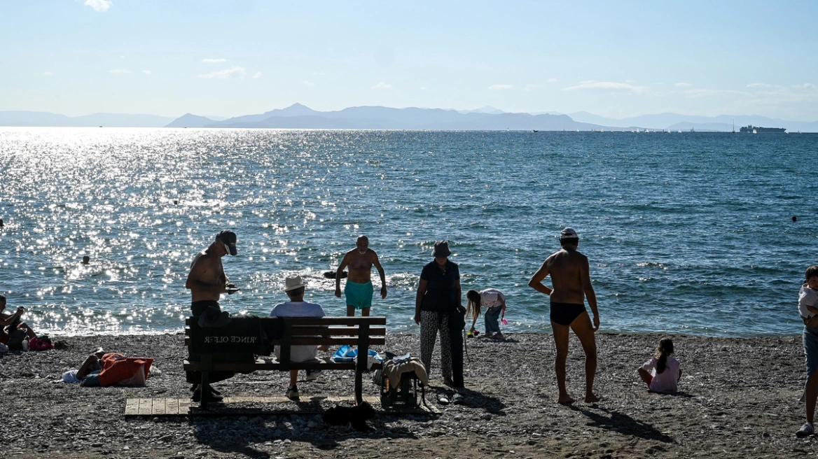 Καιρός: Ξεχύθηκε ο κόσμος στην παραλία του Φλοίσβου