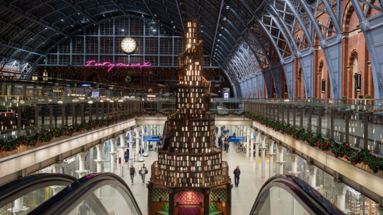 Το εντυπωσιακό χριστουγεννιάτικο δέντρο του σταθμού St. Pancras στο Λονδίνο -Φτιαγμένο από 3.800 βιβλία