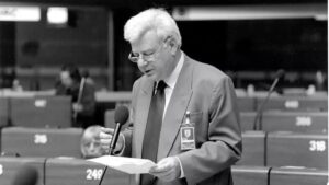 Απεβίωσε ο Θόδωρος Κοτσώνης - Διετέλεσε υπουργός επί ΠΑΣΟΚ και στενός συνεργάτης του Κ. Σημίτη
