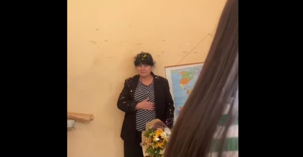 Μαθητές παρίσταναν πως μάλωναν κι έκαναν έκπληξη στην καθηγήτρια τους με κομφετί κι ανθοδέσμη