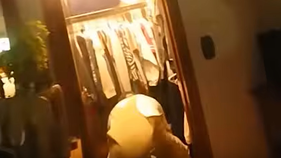 Η διάσωση 5χρονου κοριτσιού από αστυνομικούς - Την είχα κλειδωμένη στη ντουλάπα (ΒΙΝΤΕΟ)