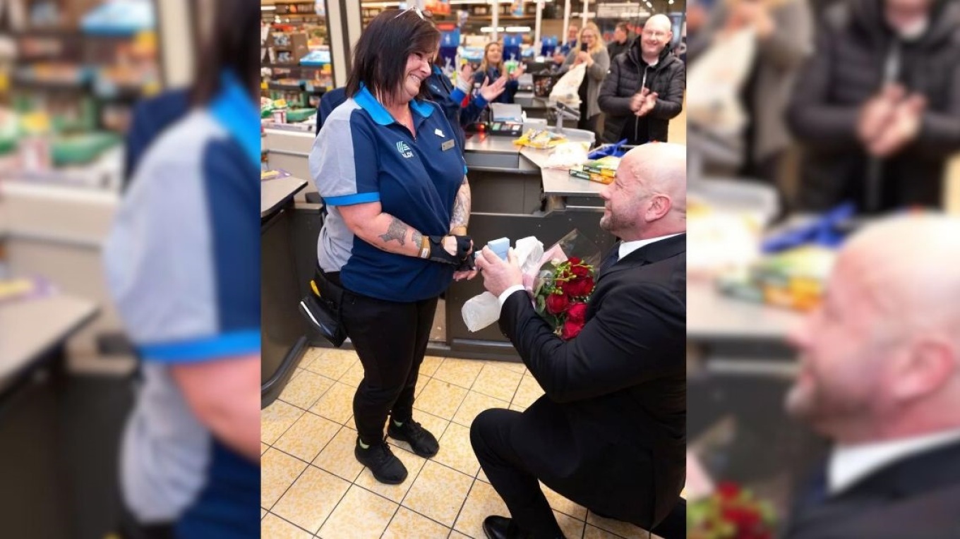 Σκωτία: Της έκανε πρόταση γάμου με συνοδεία γκάιντας στο σούπερ μάρκετ την ώρα που δούλευε