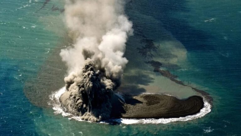 Υποθαλάσσια έκρηξη ηφαιστείου δημιούργησε νέο νησί (ΦΩΤΟ-ΒΙΝΤΕΟ)