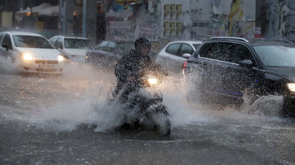 Στο έλεος της κακοκαιρίας η Αθήνα - Πτώσεις δέντρων και προβλήματα και σε άλλες περιοχές