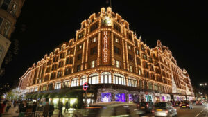 Το ροζ χριστουγεννιάτικο δέντρο των Harrods