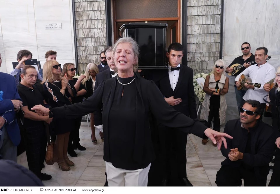Σπύρος Φωκάς: Με ζεϊμπέκικο τον αποχαιρέτησε η σύζυγος του στην τελευταία του κατοικία (ΦΩΤΟ)