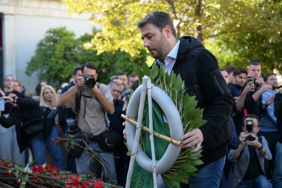 Πολυτεχνείο: Κατέθεσε στεφάνι ο Νίκος Ανδρουλάκης – Άγνωστοι του πέταξαν καφέδες