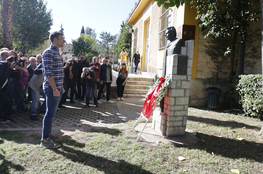 Ο Κασσελάκης κατέθεσε στεφάνι στο μνημείο ΕΑΤ-ΕΣΑ για το Πολυτεχνείο