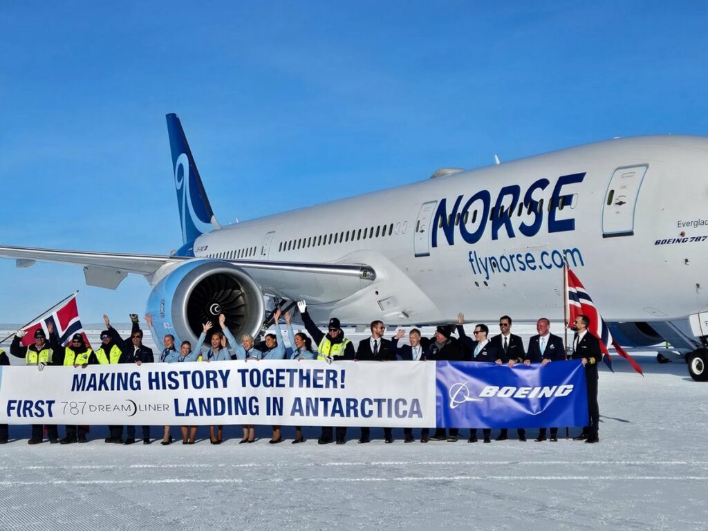 231118154958_antarctica-boeing-787-dreamliner