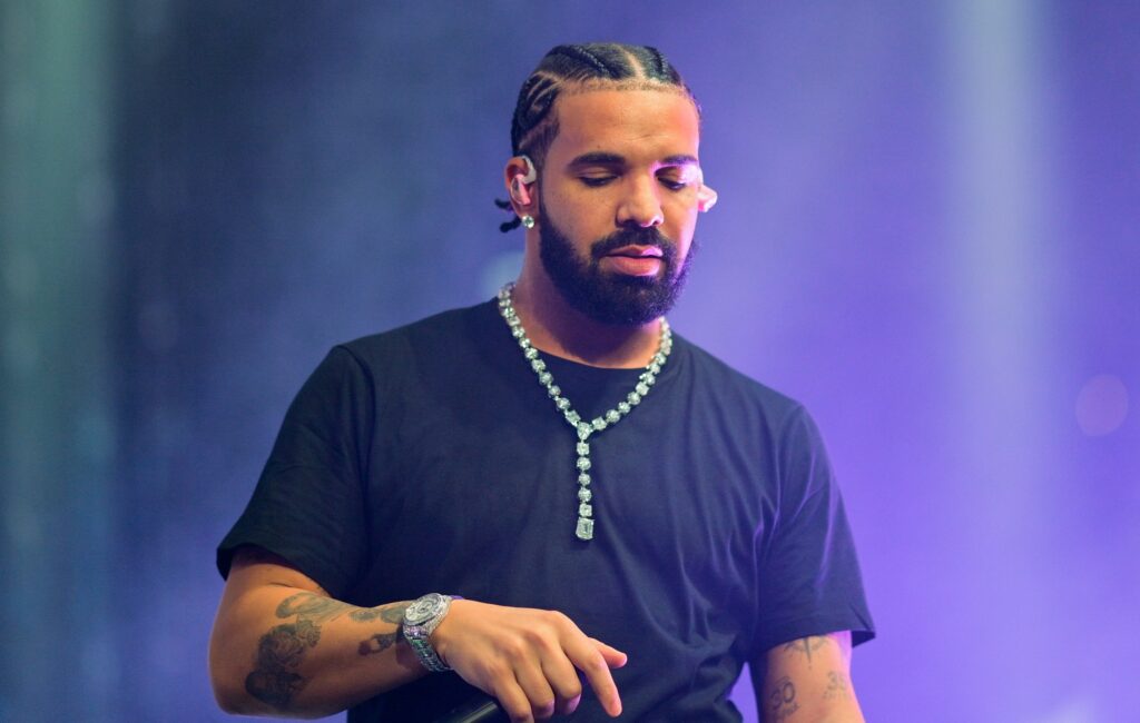 Η διαμαντένια αλυσίδα 50 καρατίων του Drake πρωταγωνιστεί στο τελευταίο του βίντεο κλιπ