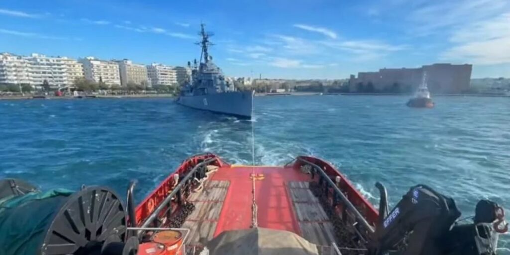 Αντιτορπιλικό «Βέλος»: Τimelapse βίντεο της μεταφοράς του από ρυμουλκό που κλέβει την παράσταση