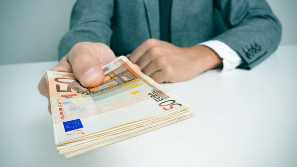 Ευρώπη: Γιατί παραμένουν τόσο χαμηλοί οι μισθοί στην Ελλάδα