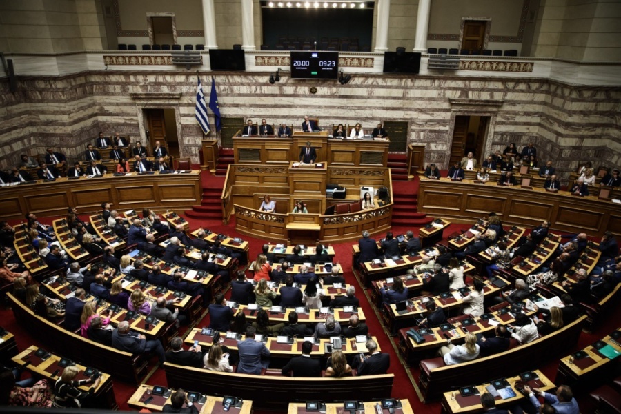 Βουλή: Κατατέθηκε ο Προϋπολογισμός του 2024 -Τι προβλέπει για αυξήσεις σε υπαλλήλους, συνταξιούχους