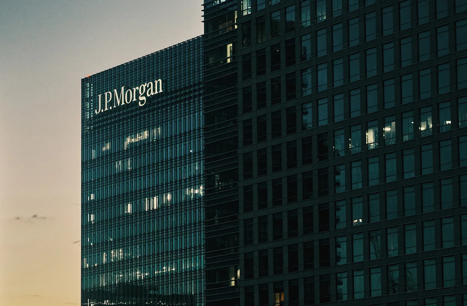 JP Morgan: Οι επενδυτές των ΗΠΑ αγοράζουν ελληνικές τράπεζες