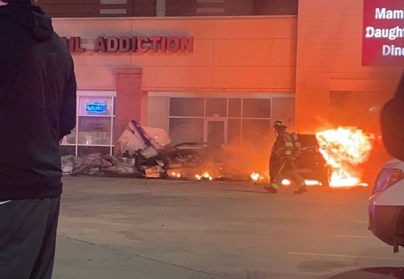 ΗΠΑ: Μικρό αεροσκάφος συνετρίβη στο πάρκινγκ ενός εμπορικού κέντρου στο Τέξας