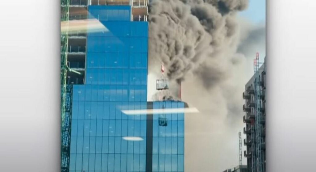 Τρομακτική διάσωση εργάτη που παγιδεύτηκε λόγω φωτιάς - Σώθηκε στο παρά πέντε (ΒΙΝΤΕΟ)