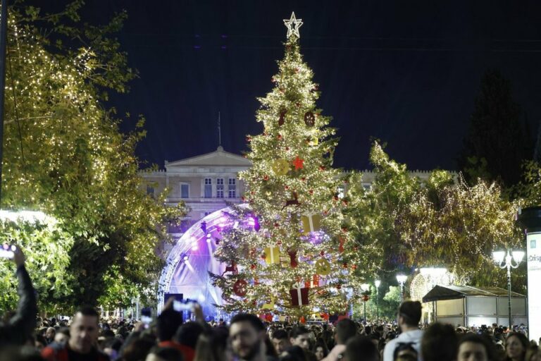 Φόρεσε τα γιορτινά της η Αθήνα - Άναψε το χριστουγεννιάτικο δέντρο στο Σύνταγμα (ΦΩΤΟ-ΒΙΝΤΕΟ)