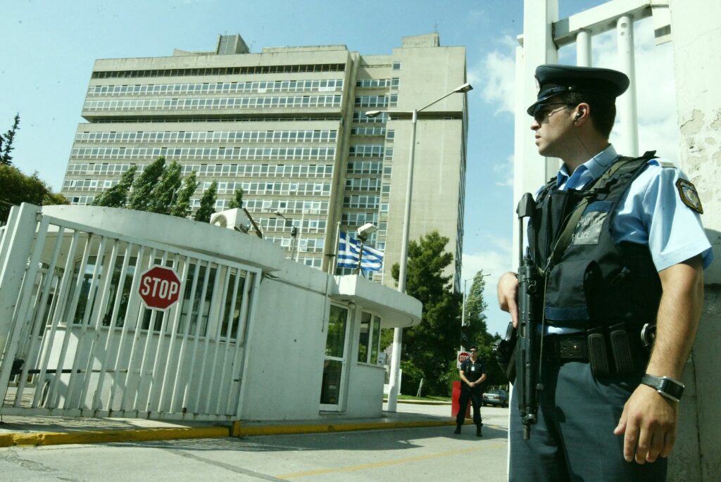 Μια κυρία από τα παλιά (επί Τάκη), η Στελλίνα από την Χαλκίδα, επέστρεψε (είχε φύγει ποτέ;) στο υπουργείο Προστασίας του Πολίτη και κάνει κουμάντο ανεπισήμως υπό τις ευλογίες της πρώτης κυρίας!