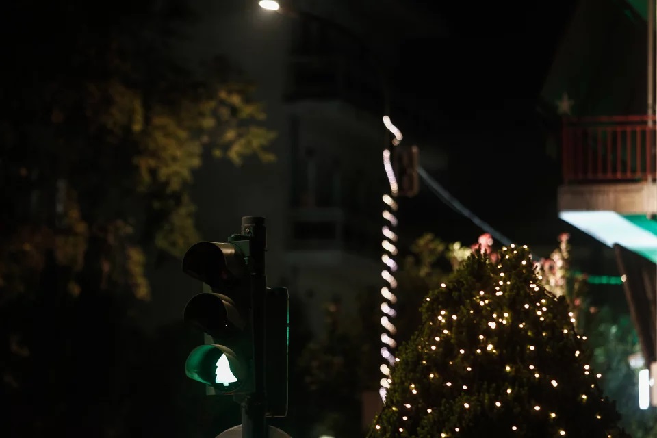 Στα Τρίκαλα στόλισαν μέχρι και τα φανάρια (ΦΩΤΟ)
