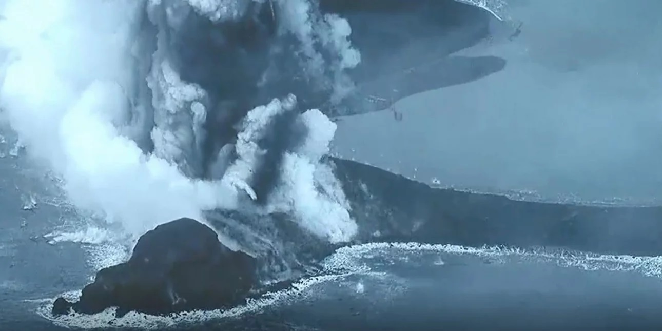 Εντυπωσιακό βίντεο: Έκρηξη ηφαιστείου εκτοξεύει βράχους και τέφρα στον ουρανό