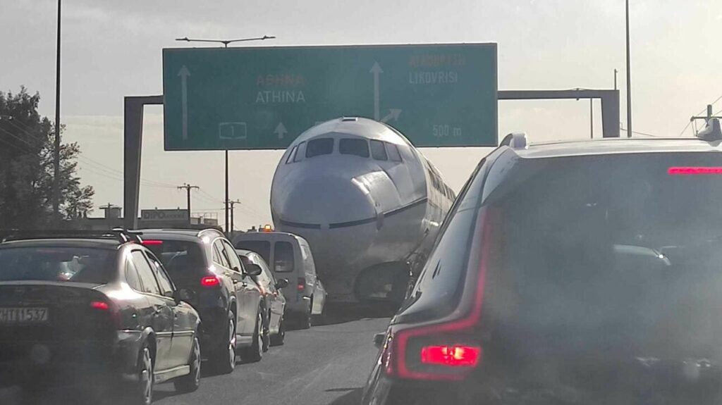 Μποτιλιάρισμα στην Εθνική Οδό λόγω...αεροπλάνου (ΦΩΤΟ)