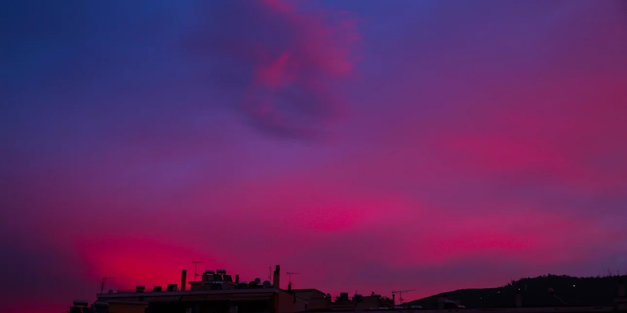 Βόρειο Σέλας: Μοβ αποχρώσεις γέμισαν το πρωινό ουρανό στην Δράμα (ΦΩΤΟ)