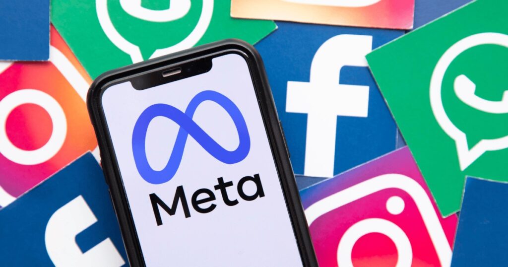 Η Meta αίρει τους περιορισμούς που είχε επιβάλει στον λογαριασμό του Τραμπ στο Facebook και το Instagram