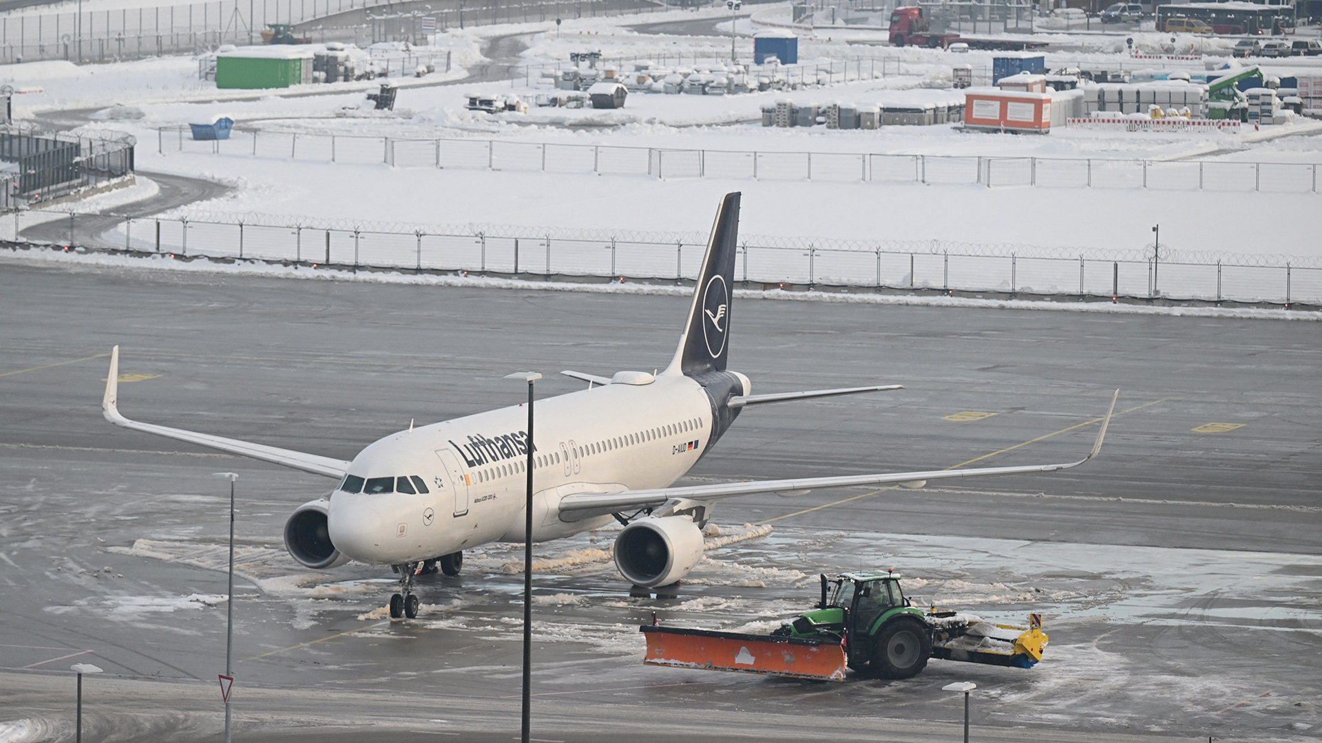 Μόναχο: Νέες ακυρώσεις και αναβολές πτήσεων - Πανικός με τους παγωμένους διαδρόμους στο αεροδρόμιο